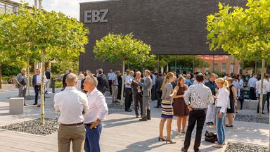 Bei Netzwerktreffen halten Alumni der EBZ Business School Kontakt zum Campus.  