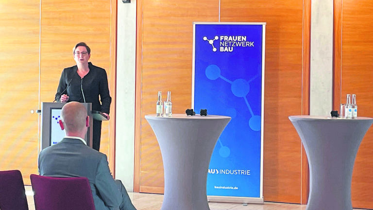 Bundesministerin Klara Geywitz (SPD) spricht zum Auftakt