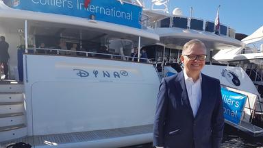 Matthias Leube vor der Colliers-Yacht in Cannes. Nun ist er von Bord gegangen.