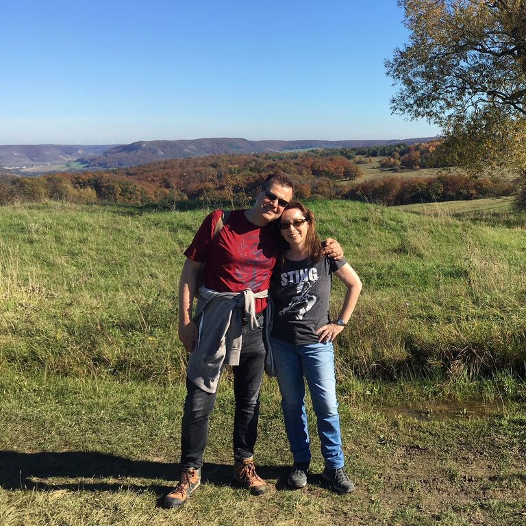 Dr. Joachim Arenth zusammen mit seiner Frau Prof. Dr. Siegrid Westphal bei einer Wanderung.