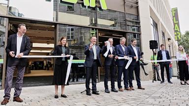 Jens Siegfried (links) 2021 bei der Eröffnung des Einkaufszentrums Flair Fürth, einem seiner letzten Projekte bei Chapman Taylor.