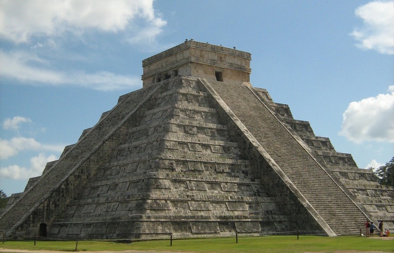 Chichén Itzá: Die Ruinenstätte der Maya liegt auf der mexikanischen Halbinsel Yucatán. Die Pyramide von Kukulkán (Bild) ist der bekannteste Einzelbau. Neben Pyramiden, Tempeln und Säulenhallen finden sich dort auch Ballspielplätze.