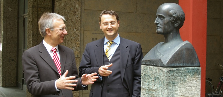 Prof. Dr.-Ing. Josef Zimmermann und Dr. Lars B. Schöne.