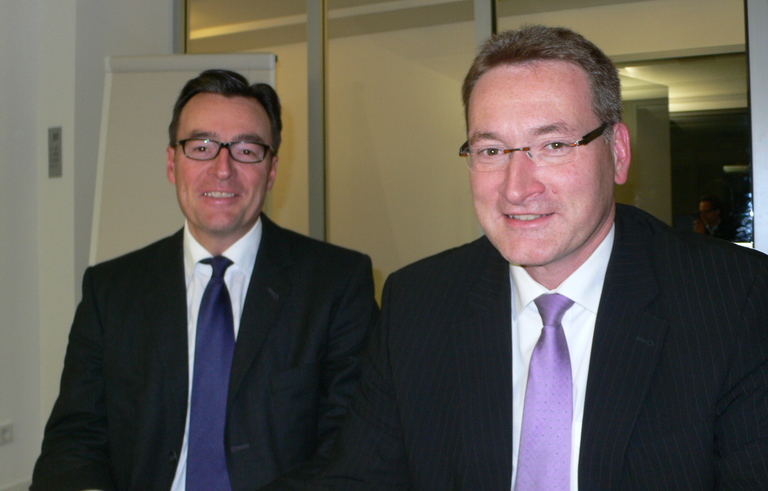 Da war Bernhard Fuhrmann (links) noch bester Laune: Mit Oliver Priggemeyer von IC Immobilien im Dezember 2011.