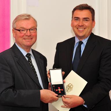 BFW-Ehrenmitglied Dr. Werner Upmeier erhält das Bundesverdienstkreuz 1. Klasse von Jan Mücke, parlamentarischer Staatssekretär im Bundesministerium für Verkehr, Bau- und Stadtentwicklung.