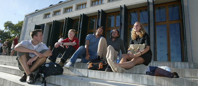 Studenten vor dem Leisler-Kiep-Center in Oestrich-Winkel.