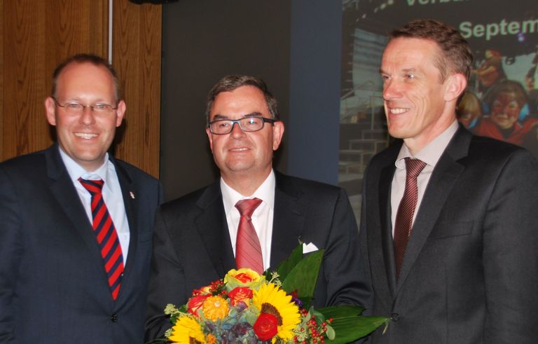 Neuer Geschäftsführer des Zweckverbands Flugfeld Böblingen/Sindelfingen ist Erwin Brenner (Mitte). Mit ihm freuen sich Sindelfingens OB Bernd Vöhriger (links) und Böblingens OB Wolfgang Lützner.