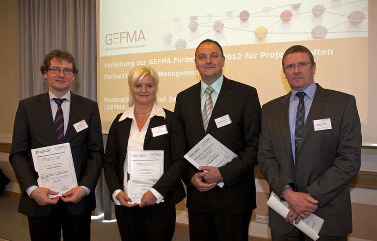 Vier Fachwirte hat Gefma für ihre Projektarbeiten ausgezeichnet (v.l.n.r.): Peter Ziesche, Carina Reiß, Hansjürgen Siemen und Joachim Binner.