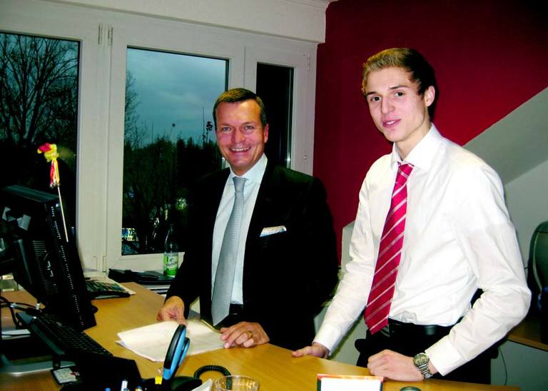 Geschäftsführer Oliver Munzel mit Gymnasiast Sven Sturm, der ihn einen Tag
lang begleiten durfte. 