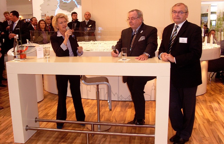 Werner Pfaff (Mitte) mit Frankfurts ehemaliger Oberbürgermeisterin Petra Roth und dem ehemaligen Planungsdezernenten Edwin Schwarz auf der Expo Real 2009.
