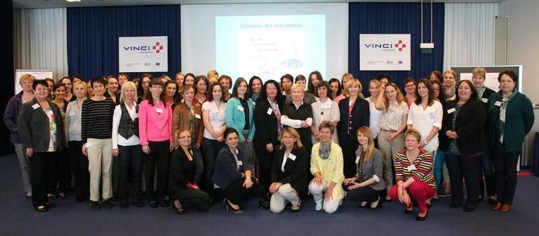 Zum Frauennetzwerktag von Vinci Deutschland war die ehemalige taz-Chefredakteurin Bascha Mika (zweite Reihe, siebte von rechts) als Referentin geladen, die den Frauen Mut zusprach, im Job auch nach höheren Positionen zu streben.