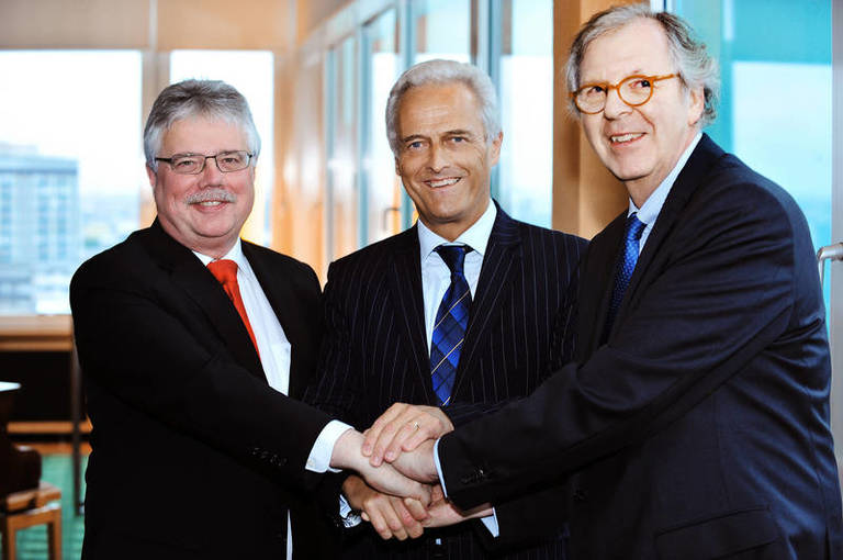 Walter Rasch (rechts) übergibt den BID-Vorsitz an ZIA-Präsident Andreas Mattner (links). Zur Übergabeveranstaltung kam Bundesbauminister Peter Ramsauer.