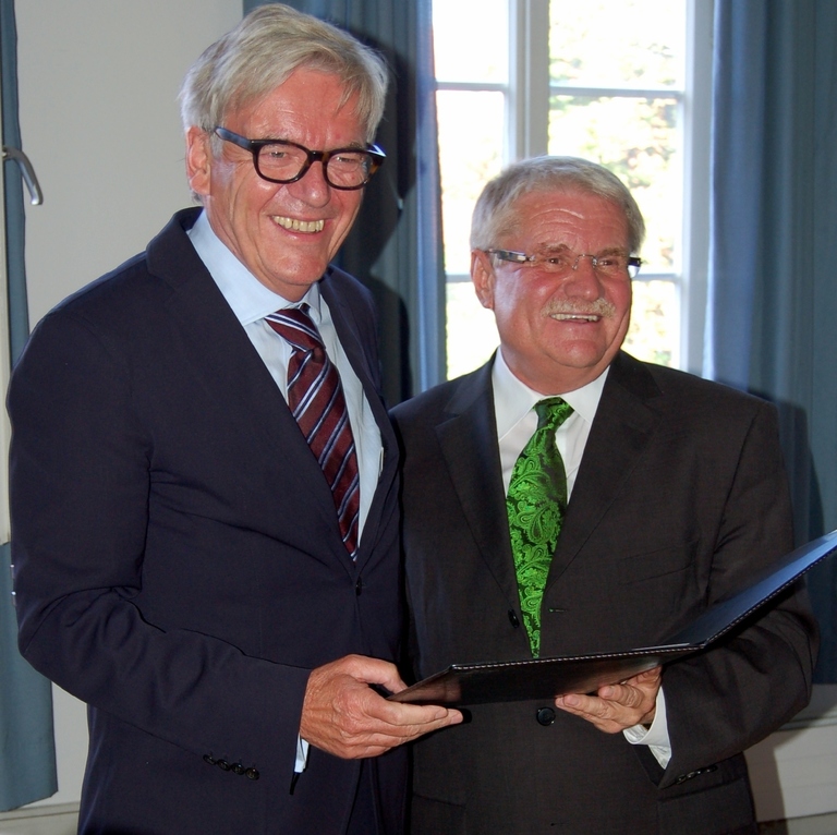 HfWU-Rektor Prof. Dr. Werner Ziegler (rechts) überreicht Herbert Klingohr die Ernennungsurkunde zum Ehrensenator.
