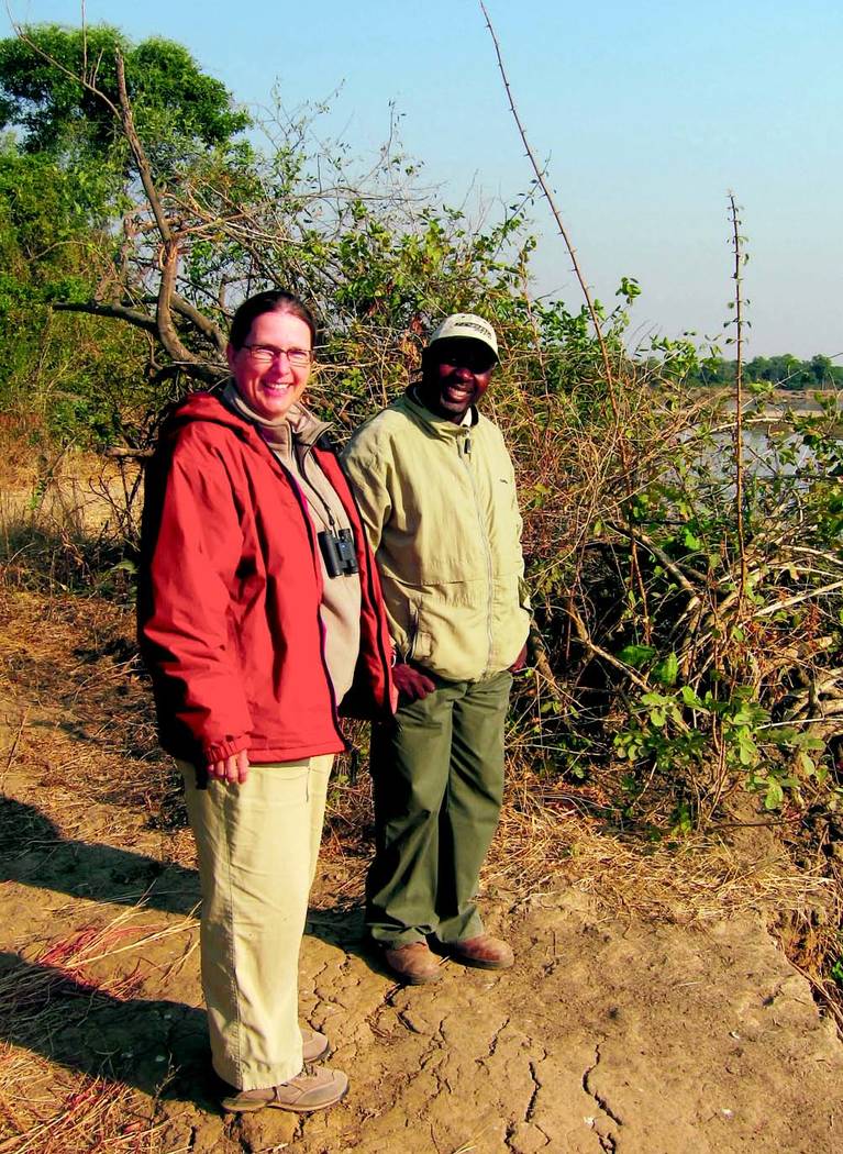 Christine Bernhofer war schon 16, 17 Mal in Afrika. Hier steht sie zusammen mit ihrem Guide Malama am Ufer des Flusses Luangwa im South Luangwa National Park in Sambia.
