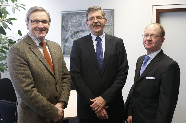 Thomas Schmidt (Mitte) folgt auf Hans-Jürgen Kröger (links) als Geschäftsführer von Infraserv Logistics. Jochen Schmidt bleibt unverändert Geschäftsführer des Unternehmens.