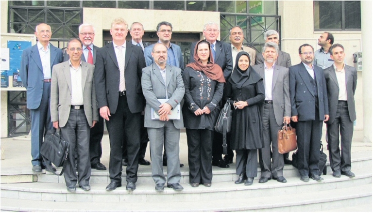 Frau Dr. Mandana Banedj-Schafii (Mitte links) und Prof. Dr. Kunibert
Lennerts (4. von links besuchten mehrfach die Teheraner Universität.