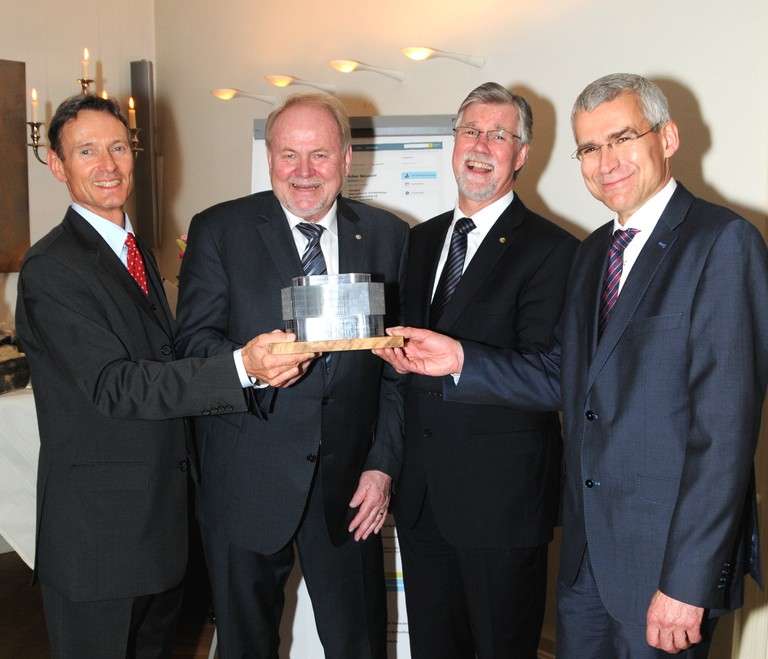 Volker Skroblies (2.v.l.) erhielt zum Abschied ein Model des neuen Kaufhos in Lübeck von den Vorständen Marcel Sonntag (ganz links) und Dr. Uwe Heimbürge (ganz rechts) sowie dem Aufsichtsratsvorsitzenden Michael Voigt.