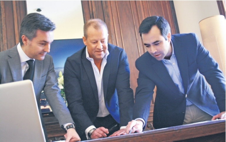 Kay Schulte (Mitte) mit seinen beiden spanischen Partnern Francisco
Mercadal (links) und Sergio Pereda. Beide lernte er kennen, als er sich
selbst eine Altbauwohnung in Palma kaufte.