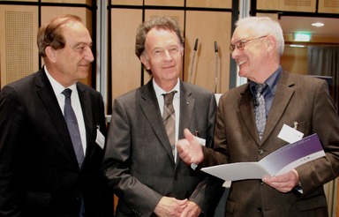 Ernst Ebert (Mitte) ist zum Ehrenvorsitzenden des AHO ernannt worden. Die Laudatio hielt Lutz Heese, stellvertretender AHO-Vorsitzender (links). Erich Rippert führt den AHO-Vorsitz.