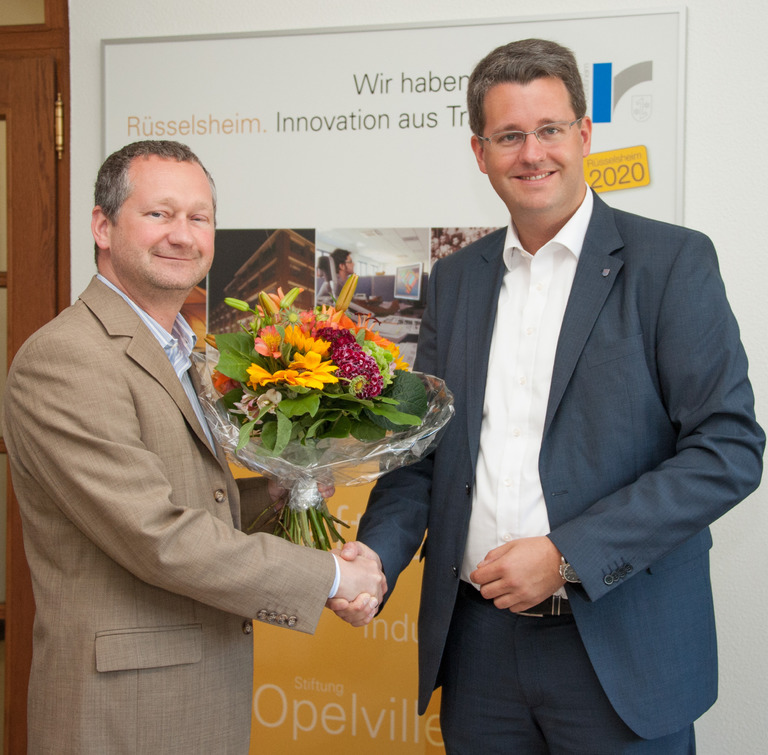 Oberbürgermeister Patrick Burghardt (r.) gratuliert Gewobau-Geschäftsführer Torsten Regenstein zur Wiederbestellung.
