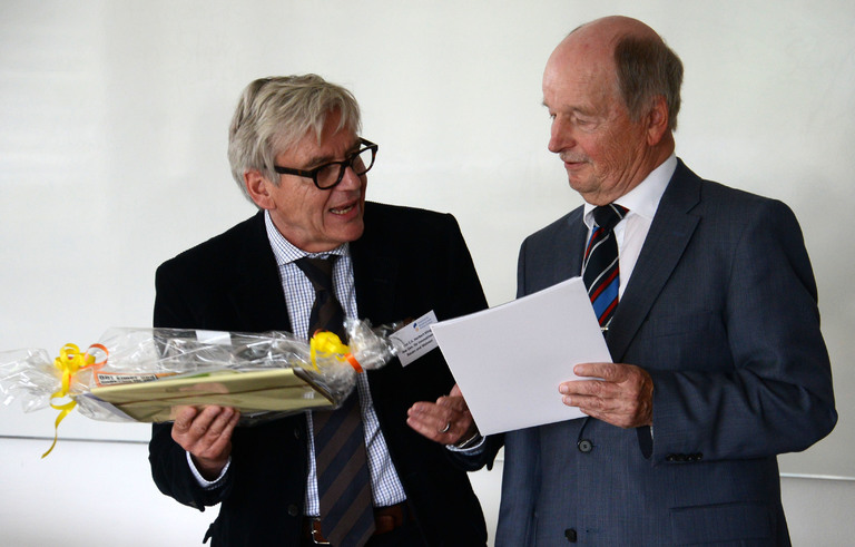 Der Freundeskreis-Vorsitzende Herbert Klingohr (links) überreicht die Urkunde an Volker Hardegen.