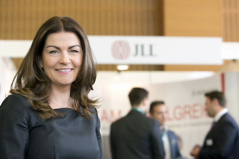 Izabela Danner, Head of Human Resources bei JLL, arbeitet an neuen Einstiegsmöglichkeiten und Karrierepfaden. Offenbar mit Erfolg, denn 2013 verzeichnete JLL die niedrigste Fluktuation seit drei Jahren.
