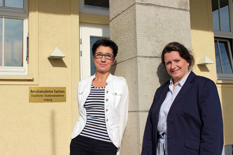 Stabwechsel an der Berufsakademie Sachsen: Prof. Dr. Kerry-U. Brauer (links) übernahm als Direktorin die Leitung der Akademie. Prof. Dr. Bettina Lange trat ihre Nachfolge als Leiterin der Studienrichtung Immobilienwirtschaft an. 