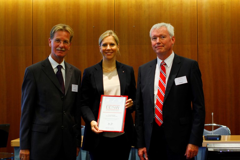 BDA-Vizepräsident Dr. Gerhard F. Braun (links) und BDSW-Präsident Gregor Lehnert überreichen Daniela Bechtold-Schwabe, Geschäftsführerin von b.i.g. sicherheit, den BDSW-Ausbildungspreis.