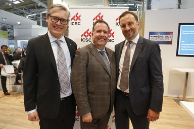 Alexander Otto (links) übergibt den Vorsitz des ICSC European Advisory Boards an Josip Kardun (ganz rechts). Mittig im Bild ist Mike Morrissey, Executive Vice President des ICSC, zu sehen.