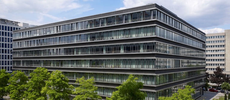 Dieses Bürogebäude in Frankfurt-Niederrad (Hahnstraße 49) gehört dem SEB Immoinvest. Die Deutsche Bahn belegt dort 13.000 qm, rund 80% der Mietfläche. 