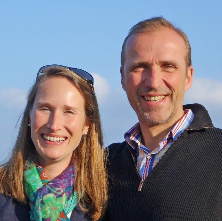 Gernot Archner mit seiner Frau Claudia Aumann-Archner am Gardasee. 