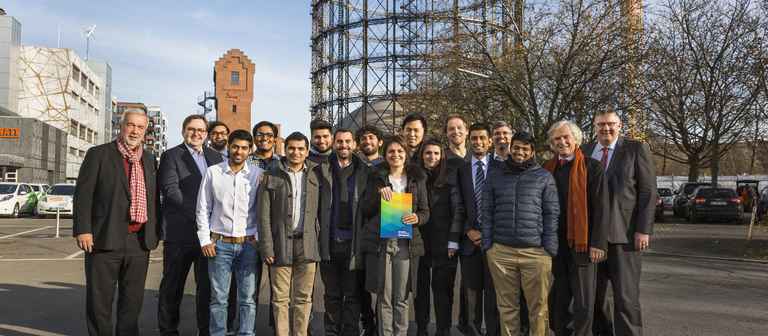 Die Studierenden des ersten Jahrgangs Building Sustainability der TU Berlin, eingerahmt von den Initiatoren. 