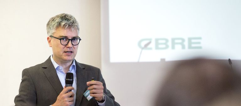 Für Alexander von Erdély, CEO von CBRE Germany, ist das Buhlen um den Branchennachwuchs - hier vor Studenten auf dem IZ-Karriereforum 2017 - Chefsache. 