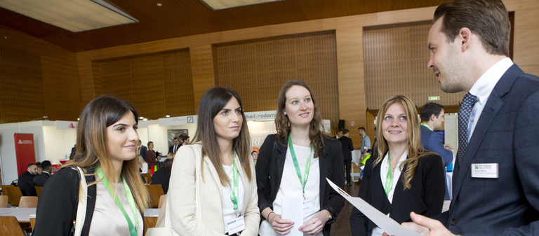 Nachwuchskräfte und Arbeitgeber bei der Kontaktaufnahme auf dem IZ-Karriereforum 2017 in Frankfurt. 