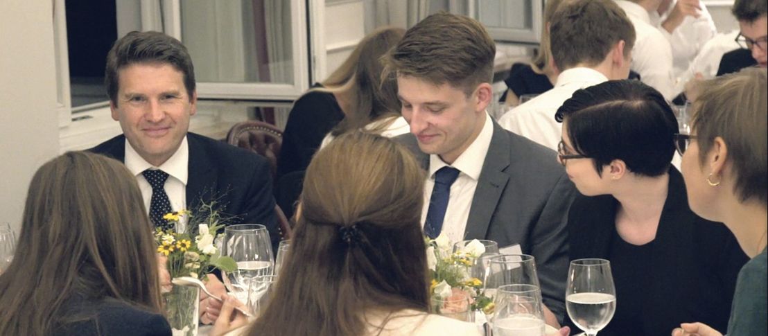 Entspannt Rekrutieren Beim Dinieren