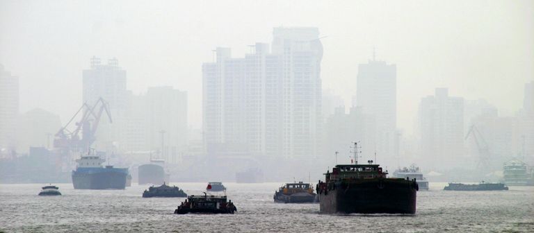 Vor lauter Smog manchmal kaum zu sehen: die chinesische Millionenmetropole Schanghai. Absolventen des Smart-City-Studiengangs sollen Megastädte wie diese lebenswerter machen helfen. 