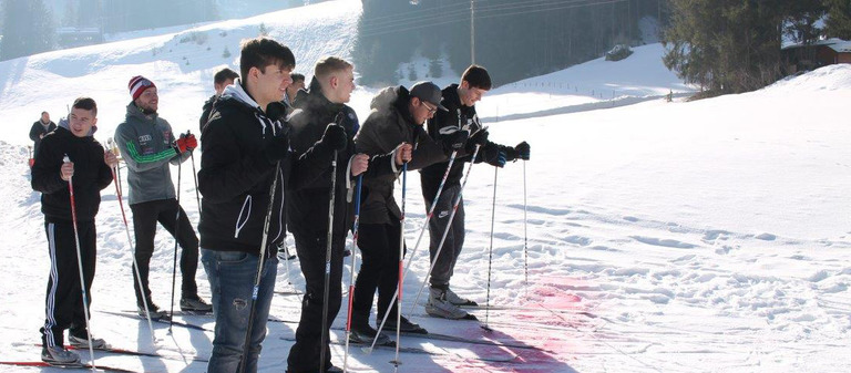 Skilanglauf war eine der Disziplinen, in denen sich die Azubi-Kandidaten im Schneecamp des Kälteanlagenbauers DKA beweisen mussten.