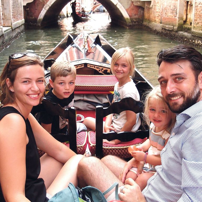 Richard-Emanuel Goldhahn mit seiner Frau Henrike und den drei Kindern im Venedig-Urlaub. 