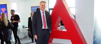 A wie Apleona: Dr. Jochen Keysberg, CEO der Apleona Group, vor dem Anfangsbuchstaben des Unternehmensnamens. 