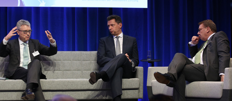 Timo Tschammler (Mitte) auf dem Quo Vadis 2018. Links: Dr. Alexander von Erdély, CEO von CBRE in Deutschland, rechts: Moderator Karsten Trompetter.
