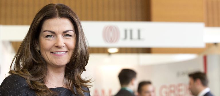 HR-Vorstand Izabela Danner - hier 2014 auf dem IZ-Karriereforum - wird künftig nicht mehr für JLL posieren.  