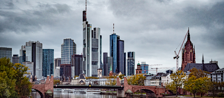 Dunkle Wolken ziehen über Frankfurt. Dort befindet sich die JLL-Zentrale, in der sich derzeit das Personalkarussell des Immobilienberaters besonders rasant dreht.
