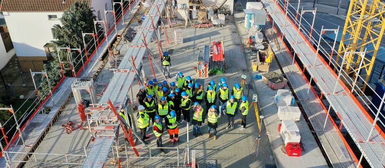 Vermessungsingenieure demonstrieren beim Praxistag auf der Alea-Baustelle in Bad Vilbel die Arbeit per Drohne.