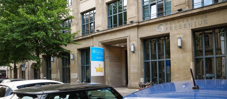 Die Hochschule Fresenius liegt in Berlin zwischen dem Gendarmenmarkt und dem Auswärtigen Amt. 