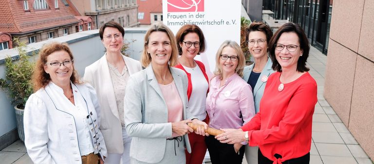 Engagierte Immofrauen bei der Staffelstabübergabe zum Vorstandsvorsitz an Katrin Williams (Dritte von links) im Herbst 2019.