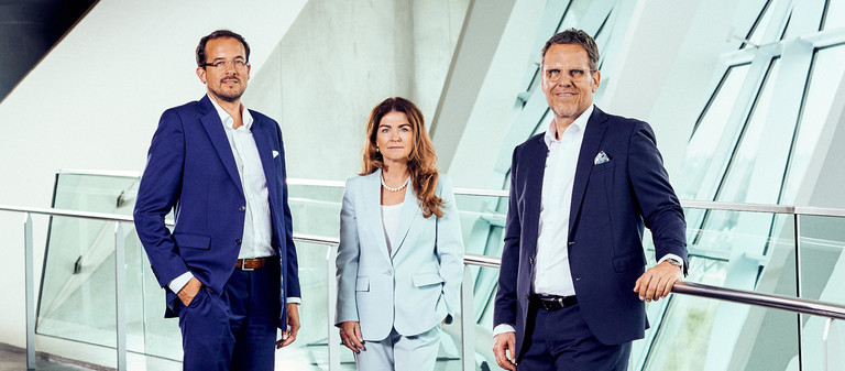 Steffen Szeidl (links) und Dierk Mutschler heißen Izabela Danner im Vorstand von Drees & Sommer willkommen.