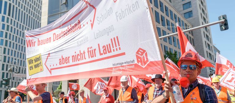 Im Mai haben zahlreiche Bauarbeiter aus verschiedenen Gewerken in Berlin für ein Lohnplus demonstriert. 